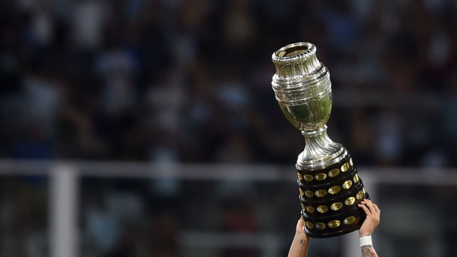 Lautaro Martínez (de Argentina) celebra con el trofeo de la Copa América 2021 luego de ganar un partido entre Argentina y Colombia como parte de las eliminatorias para el Mundial Qatar 2022 en el Estadio Mario Alberto Kempes el 1 de febrero de 2022 en Córdoba, Argentina.