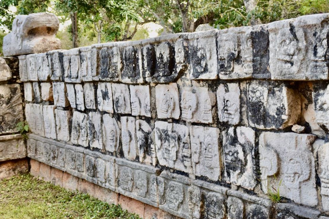 Los altares para cráneos, como el reconstruido aquí en Chichén Itzá, se utilizaban para exponerlos públicamente. Crédito: Johannes Krause