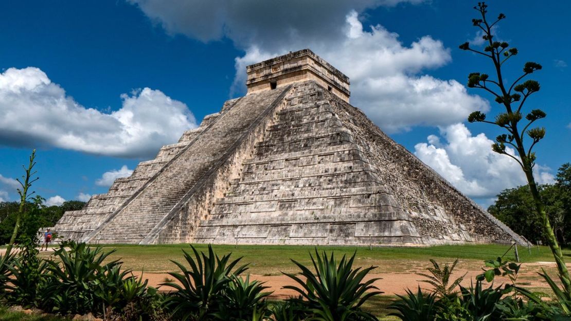 La pirámide de El Castillo se alza sobre las ruinas de Chichén Itzá, en la península mexicana de Yucatán. Chichén Itzá fue una de las mayores ciudades mayas. Crédito: Donald Miralle/Getty Images