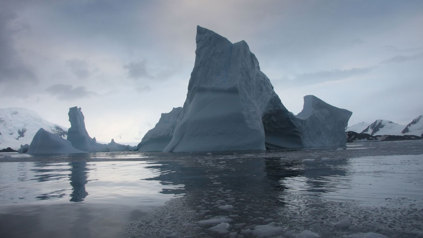 El estado de desintegración de la plataforma de hielo salió a la luz después de que colapsó parcialmente en 2002 (NSIDC).