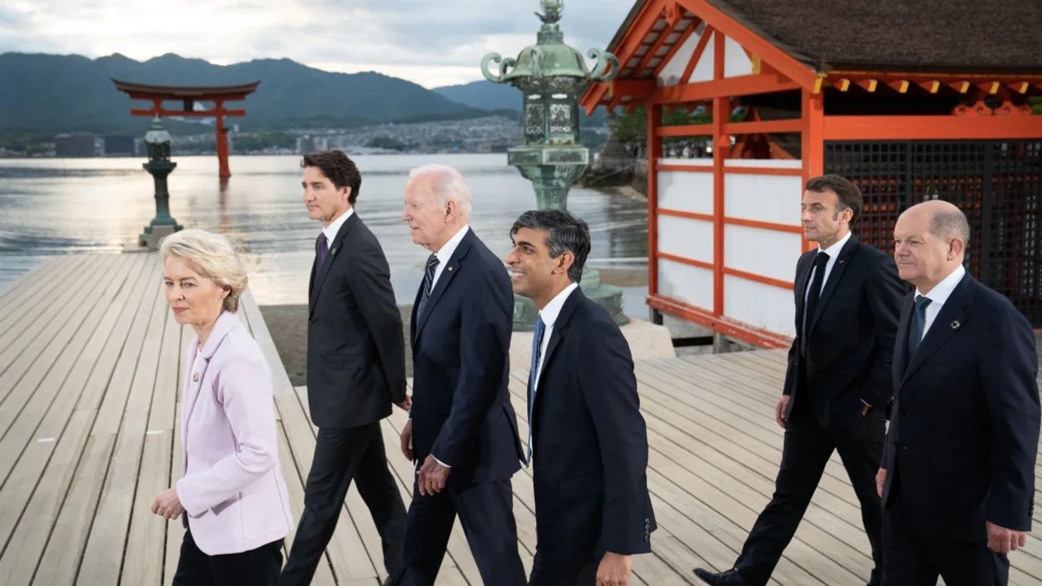 La presidenta de la Comisión Europea, Ursula von der Leyen, el primer ministro de Canadá, Justin Trudeau, el presidente de Estados Unidos, Joe Biden, el primer ministro británico, Rishi Sunak, el presidente de Francia, Emmanuel Macron, y el canciller de Alemania, Olaf Scholz, en la Cumbre del G7 en Hiroshima, Japón, el 19 de mayo de 2023.