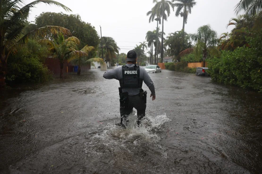 Un miembro del equipo SWAT de la ciudad de Hollywood busca personas que puedan necesitar ayuda para ser evacuadas.