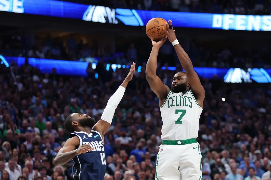 Jaylen Brown, de Boston, a la derecha, anotó 30 puntos en el partido del miércoles.