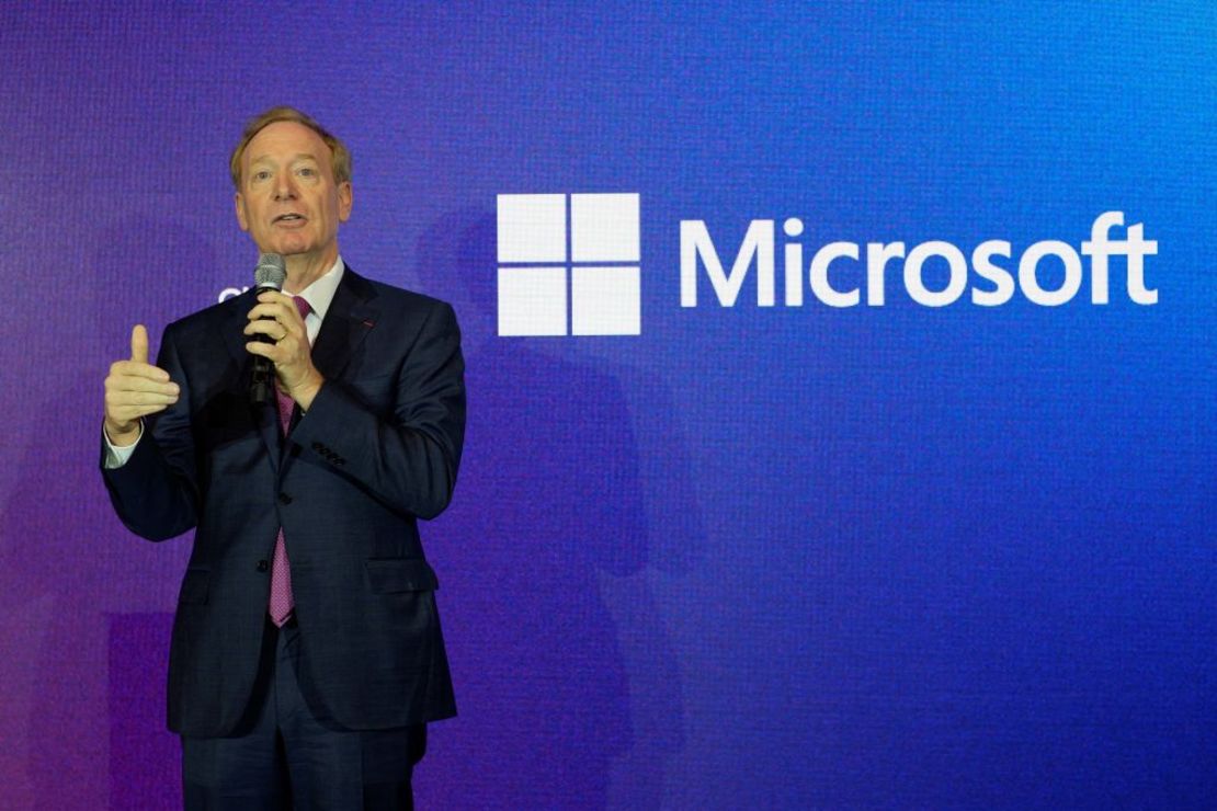 Brad Smith, director ejecutivo de Microsoft, pronuncia su discurso en la sede francesa de Microsoft en Issy-les-Moulineaux, al sur de París, el 13 de mayo de 2024. (Foto: THIBAULT CAMUS/POOL/AFP vía Getty Images).