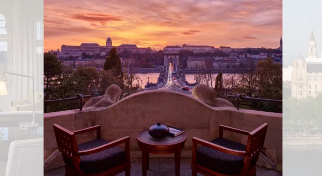 El Palacio Gresham domina desde hace más de un siglo el Puente de las Cadenas que une Buda y Pest, las dos caras de la capital húngara.