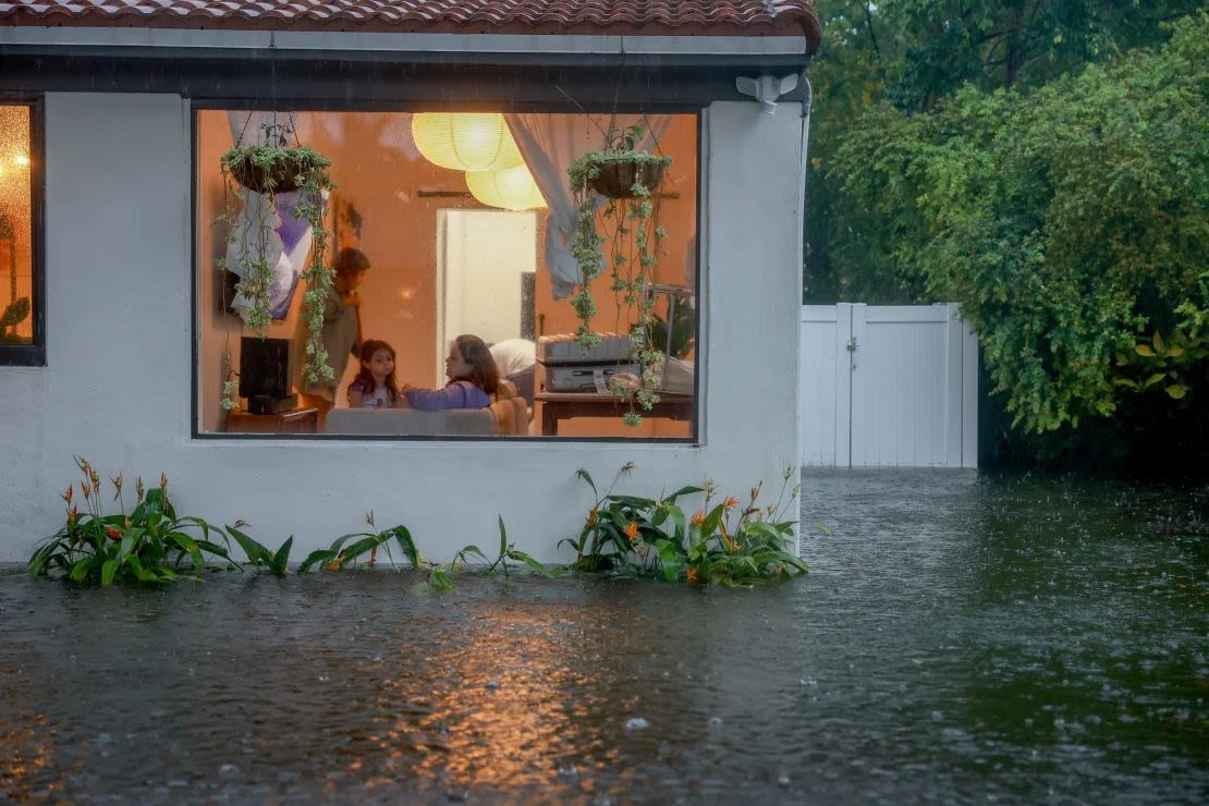 Las inundaciones rodean una casa el 12 de junio de 2024 en Hollywood, Florida.