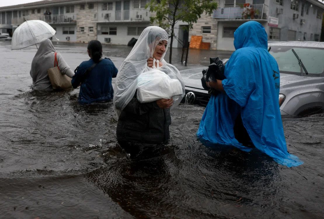 La gente camina por una calle inundada en Hollywood, Florida, el 12 de junio de 2024.