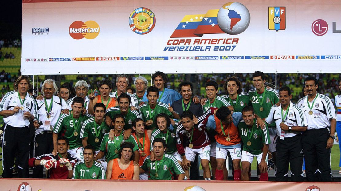 Uno de los mejores resultados de México en Copa América fue el tercer lugar obtenido en la edición 2007 del torneo, disputado en Venezuela. El entrenador del Tri en ese momento era la leyenda Hugo Sánchez, quien figura en el centro de la imagen.