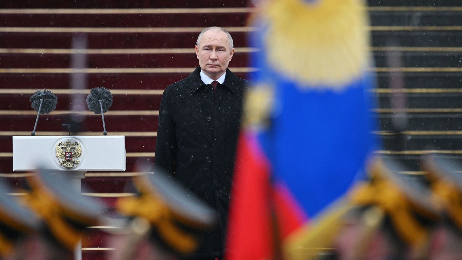 En esta fotografía  distribuida por la agencia estatal rusa Sputnik, el presidente de Rusia Vladimir Putin pasa revista a los guardias de honor del regimiento presidencial después de su ceremonia de toma de posesión en la plaza Sobornaya del Kremlin en Moscú el 7 de mayo de 2024.