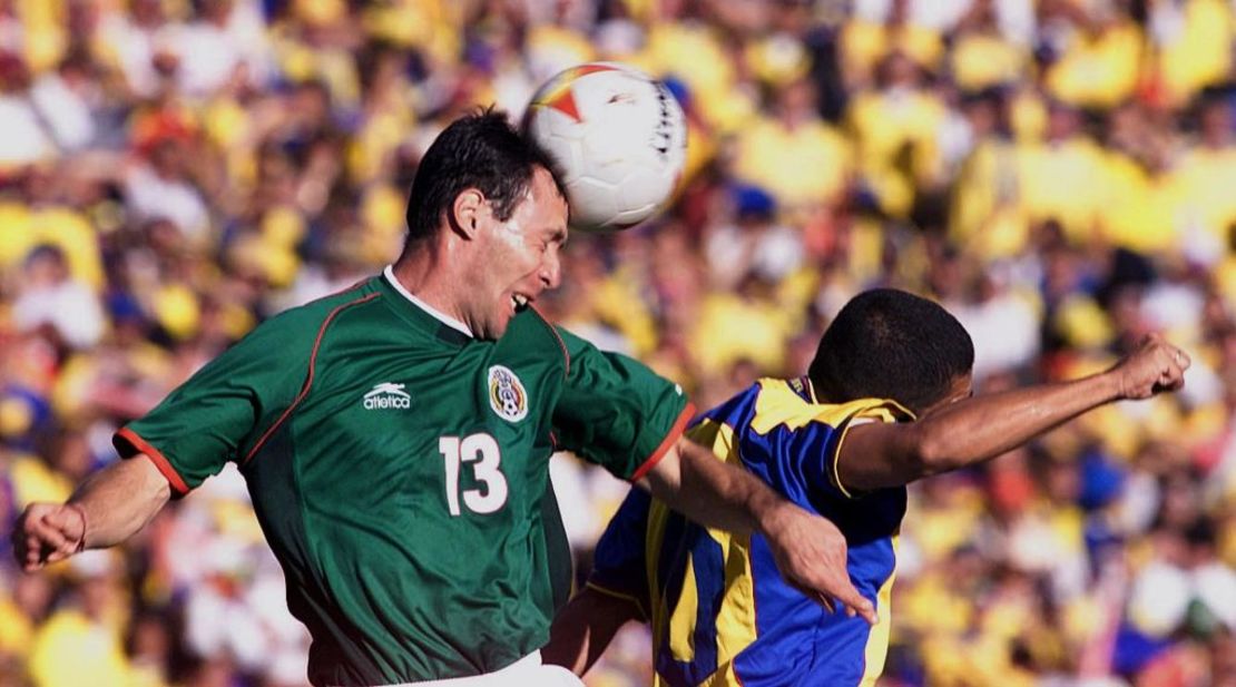 Sigifredo Mercado (de México) lucha por el balón con Victor Aristizabal (de Colombia) el 29 de julio 2001 durante la final de la Copa América en el estadio Nemesio Camacho en Bogotá, Colombia.