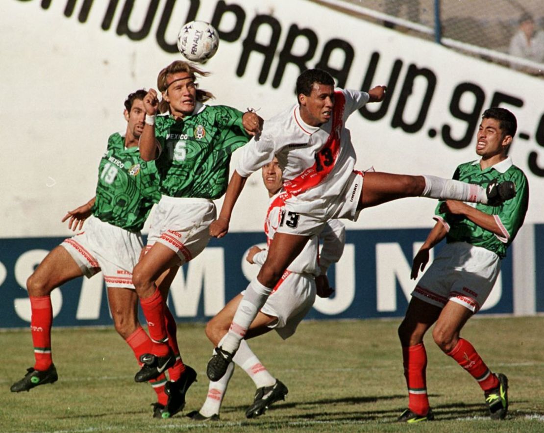 El mexicano Luis Hernández (#15) salta por el balón frente al peruano Orlando Prado (#13) el 28 de junio en Oruro, Bolivia, durante su partido por el tercer lugar en la Copa América 1997. México ganó el juego 1-0 sobre Perú con un gol anotado por Hernández, colocándose en el tercer lugar de la Copa América.