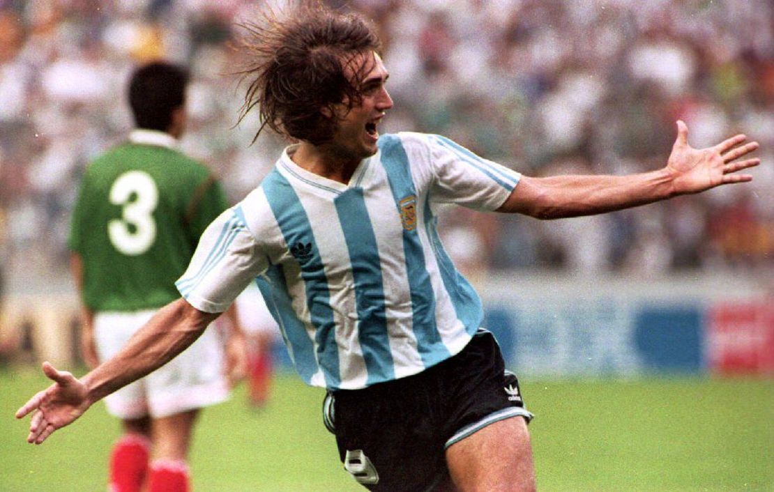 El argentino Gabriel Batistuta levanta los brazos y grita en Guayaquil, Ecuador, el 4 de julio de 1993 tras marcar el segundo gol de la victoria en la final de la Copa América 1993 contra México. Argentina ganó 2-1 con dos goles de Batistuta.