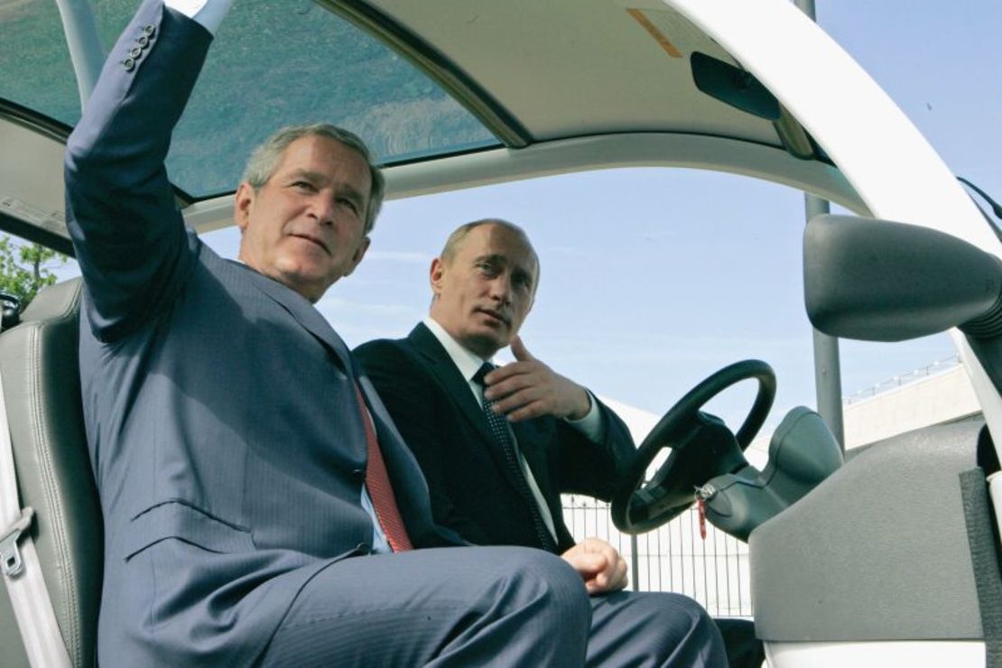 El presidente de Rusia, Vladimir Putin, conduce al presidente de EE.UU., George W. Bush, a una rueda de prensa conjunta durante la cumbre del G8 de 2006, celebrada en San Petersburgo. Crédito: Handout/Getty Images