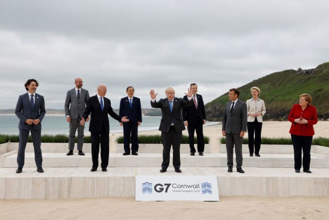 El primer ministro del Reino Unido, Boris Johnson (centro), es el centro de atención durante una foto de familia con distanciamiento social del G7 en el Reino Unido, en 2021. Crédito: Ludovic Marin/AFP/Getty Images