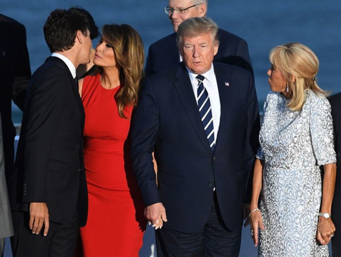 La primera dama Melania Trump saluda al primer ministro de Canadá, Trudeau con un beso en la mejilla antes de una foto de grupo en la cumbre del G7 en Biarritz. Crédito: Andrew Parsons/eyevine/i-Images/Redux