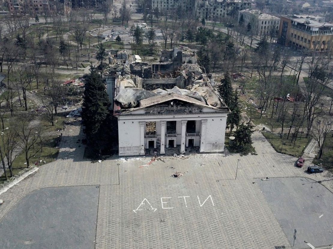 Fotografía del edificio del teatro de Mariúpol destruido en abril de 2022. Crédito: Pavel Klimov/Reuters