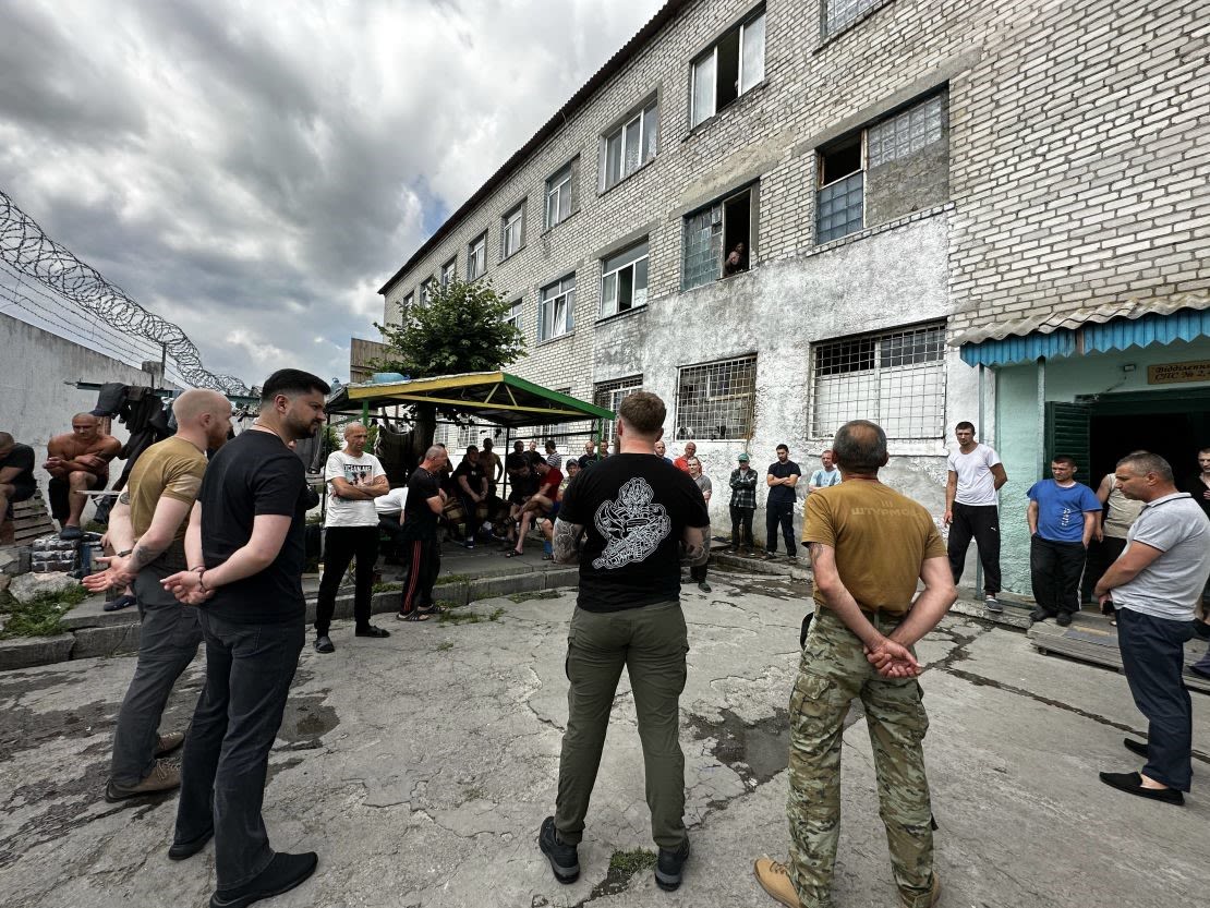 Miembros de la 3° Brigada de Asalto Separada tratan de reclutar convictos en una prisión del centro de Ucrania. Crédito: Daria Tarasova-Markina/CNN