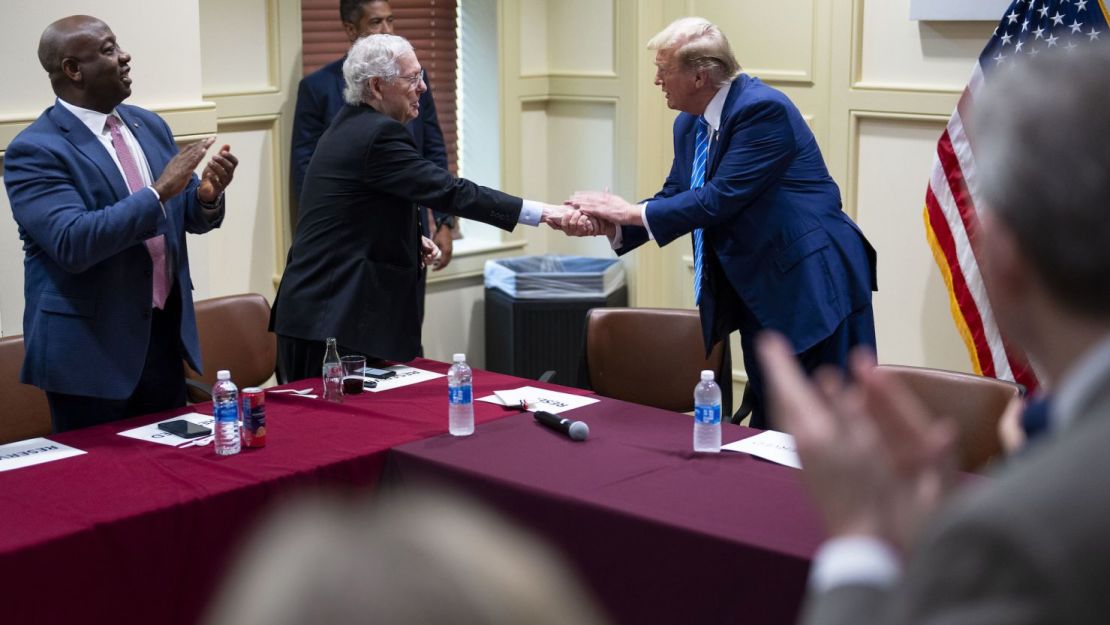 El expresidente Donald Trump estrecha la mano del líder de la minoría del Senado, Mitch McConnell (republicano de Kentucky), a su llegada para reunirse con legisladores republicanos en Washington, el jueves 13 de junio de 2024.