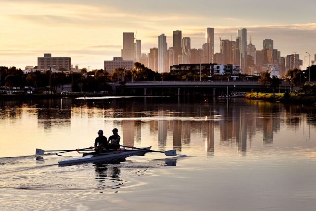 Personas en un bote recorren el río Maribyrnong a las afueras de Melbourne, Australia, el 18 de abril de 2023.