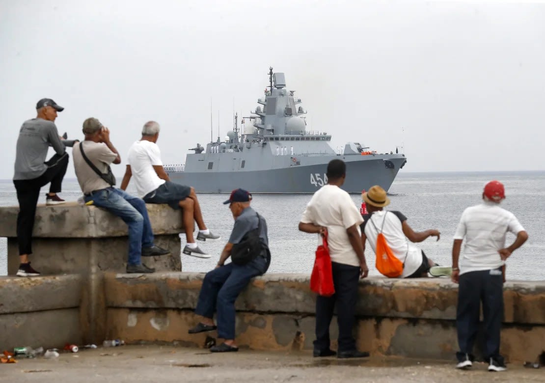 La gente observa cómo un barco perteneciente a la flotilla de la Armada rusa llega al puerto de La Habana el miércoles 12 de junio de 2024 en La Habana, Cuba.