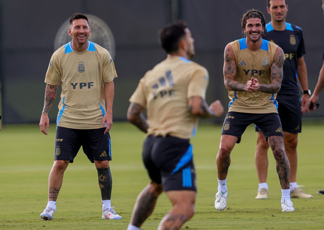 El delantero argentino Lionel Messi (i) participa en una sesión de entrenamiento previa a la Copa América de fútbol en el Florida Blue Training Center de Fort Lauderdale, Florida, el 5 de junio de 2024. Argentina jugará contra Canadá en la primera jornada de la Copa América 2024 el 20 de junio.