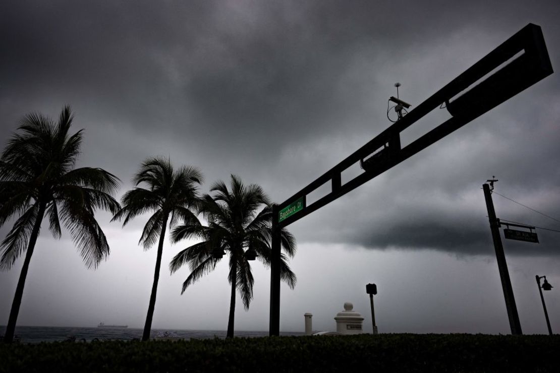 Nubes de tormenta se ciernen sobre Bayshore Drive en Fort Lauderdale, Florida, el 13 de junio de 2024, después de que fuertes lluvias azotaran la zona.