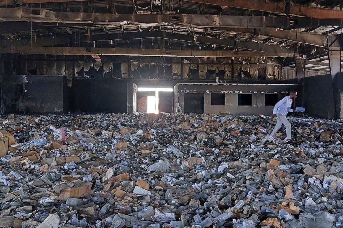 Esta foto de mayo de 2023 muestra un almacén de productos médicos destruido en Nyala, capital de la provincia de Darfur Meridional. Crédito: AFP/Getty Images