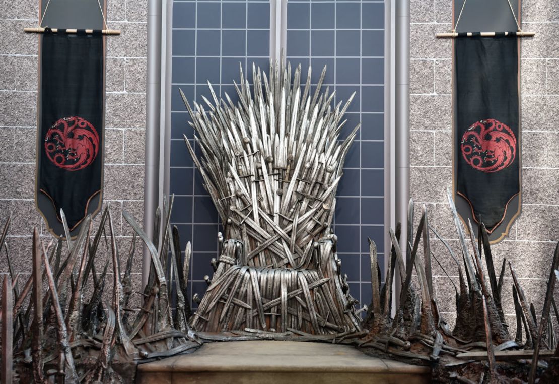 “El Trono de Hierro” se exhibe en el Museo de Historia Nacional y la experiencia “Casa del Dragón: La Dinastía Targaryen” de HBO Max se inaugura en el Museo de Historia Natural del Condado de Los Ángeles el 4 de agosto de 2022 en Los Ángeles, California.