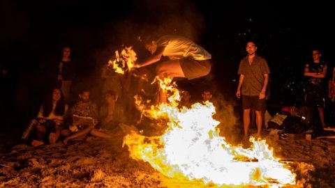 Celebración de San Juan en una playa en Alicante en 2022.