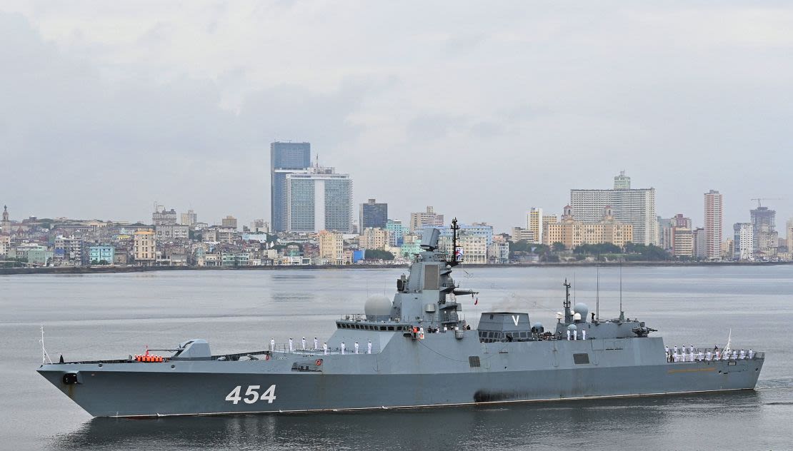 La fragata rusa Almirante Gorshkov entra en la bahía de La Habana, Cuba, el 12 de junio de 2024.