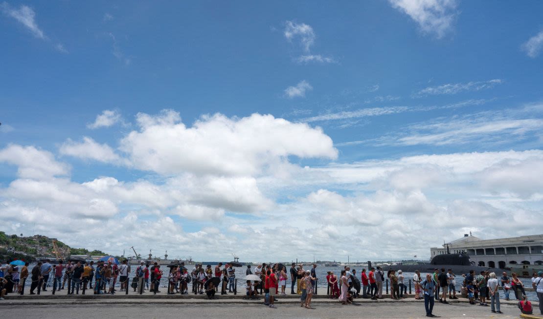 La gente hace fila para visitar la fragata rusa Almirante Gorshkov atracada en la bahía de La Habana, Cuba, 13 de junio de 2024.