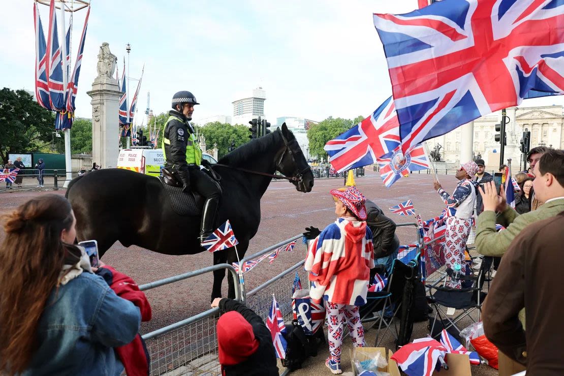 El público se reúne en el Palacio de Buckingham.