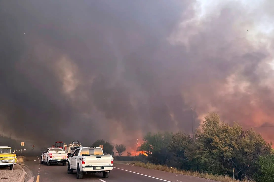 El humo llena el cielo mientras el incendio Rose arde al sureste de Wickenburg, Arizona, el miércoles.