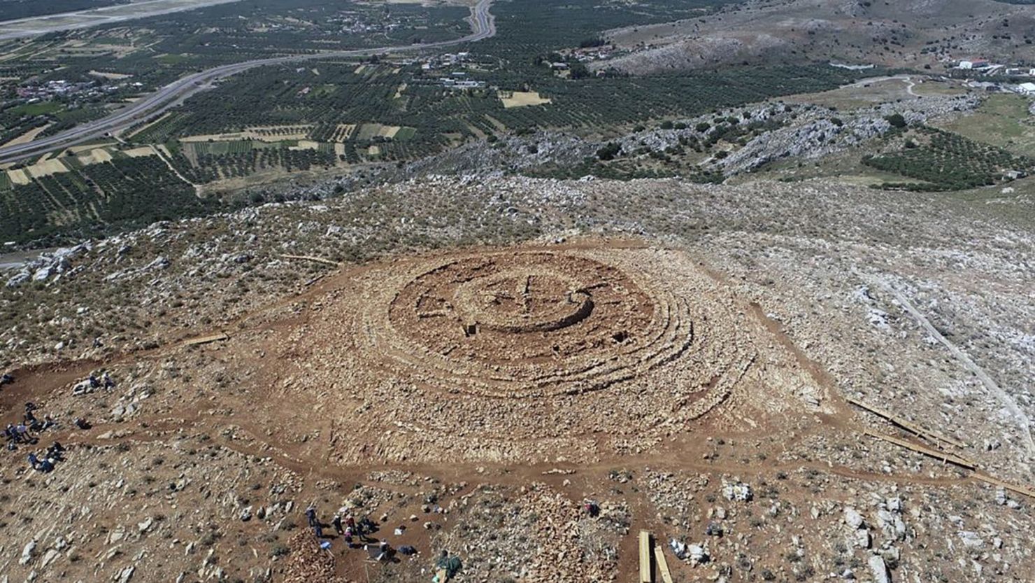 El edificio, de 4.000 años de antigüedad, fue descubierto en una colina de Creta (Grecia), en un terreno destinado a la construcción de un nuevo aeropuerto.