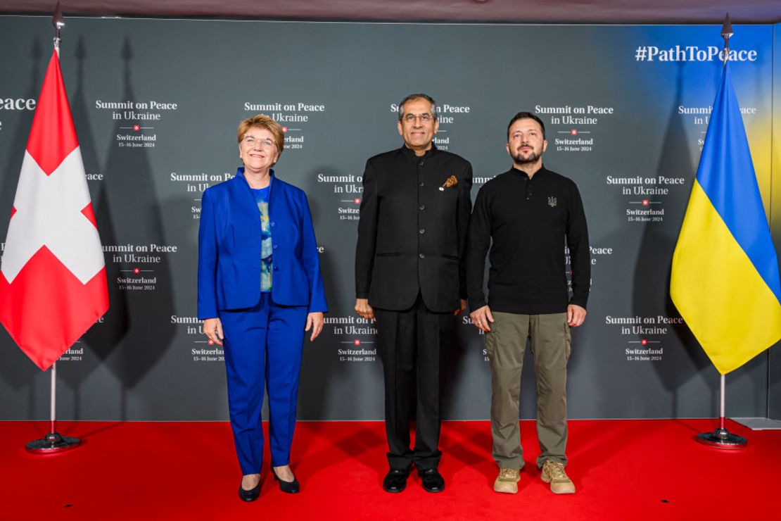 El presidente de Ucrania, Volodymyr Zelensky, llega a Suiza el viernes antes de una cumbre de paz que tendrá lugar durante el fin de semana. (Michael Buholzer/Pool/AFP/Getty Images) La presidenta federal de Suiza, Viola Amherd, el alto funcionario del Ministerio de Asuntos Exteriores de la India, Pavan Kapoor, y el presidente de Ucrania, Volodymyr Zelensky, posan antes de la apertura de la Cumbre sobre la paz en Ucrania, en el lujoso complejo turístico de Burgenstock, cerca de Lucerna, el 15 de junio de 2024.  El plan de Zelensky incluye demandas de un cese de hostilidades, la restauración de la integridad territorial de Ucrania, la retirada de las tropas rusas del suelo ucraniano y la restauración de las fronteras de Ucrania con Rusia antes de la guerra. También pide el establecimiento de un tribunal especial para procesar los crímenes de guerra rusos. Rusia ha expresado poco interés en aceptar esos términos y no ha mostrado signos de compromiso en lo que respecta a las cuestiones territoriales. El viernes, el día antes del inicio de la cumbre, el presidente de Rusia, Vladimir Putin, reiteró el plan de paz del Kremlin, que es poco probable que Ucrania acepte alguna vez. La propuesta exige que las tropas ucranianas se retiren de cuatro regiones del sur y el este del territorio ucraniano que Moscú dijo que anexaría en violación del derecho internacional y a su vez que Kyiv abandone su intento de unirse a la OTAN. Si bien las fuerzas rusas han logrado avances modestos en dos de las regiones –Donetsk y Luhansk– en los últimos meses, están lejos de ocupar las cuatro, que incluyen Jersón y Zaporiyia. Putin dijo más tarde ese día que casi 700.000 soldados rusos están luchando en Ucrania, un aumento respecto de los 617.000 que informó durante una conferencia de prensa de fin de año en 2023. Zelensky respondió en una entrevista con la televisión italiana que "el hecho de que Putin pida que le demos parte de nuestros territorios, ocupados y desocupados, habla de varias regiones de nuestro país, implica que no se detendrá (allí), y no habrá un conflicto congelado". "Los mensajes son los mismos que los de Hitler", dijo Zelensky "Putin entiende que habrá una cumbre de paz. Que la mayor parte del mundo está del lado de Ucrania, del lado de la vida. Y en vísperas de la cumbre, en medio de sirenas antiaéreas, muertos y ataques con misiles, parece estar hablando de una especie de ultimátum", añadió Zelensky.