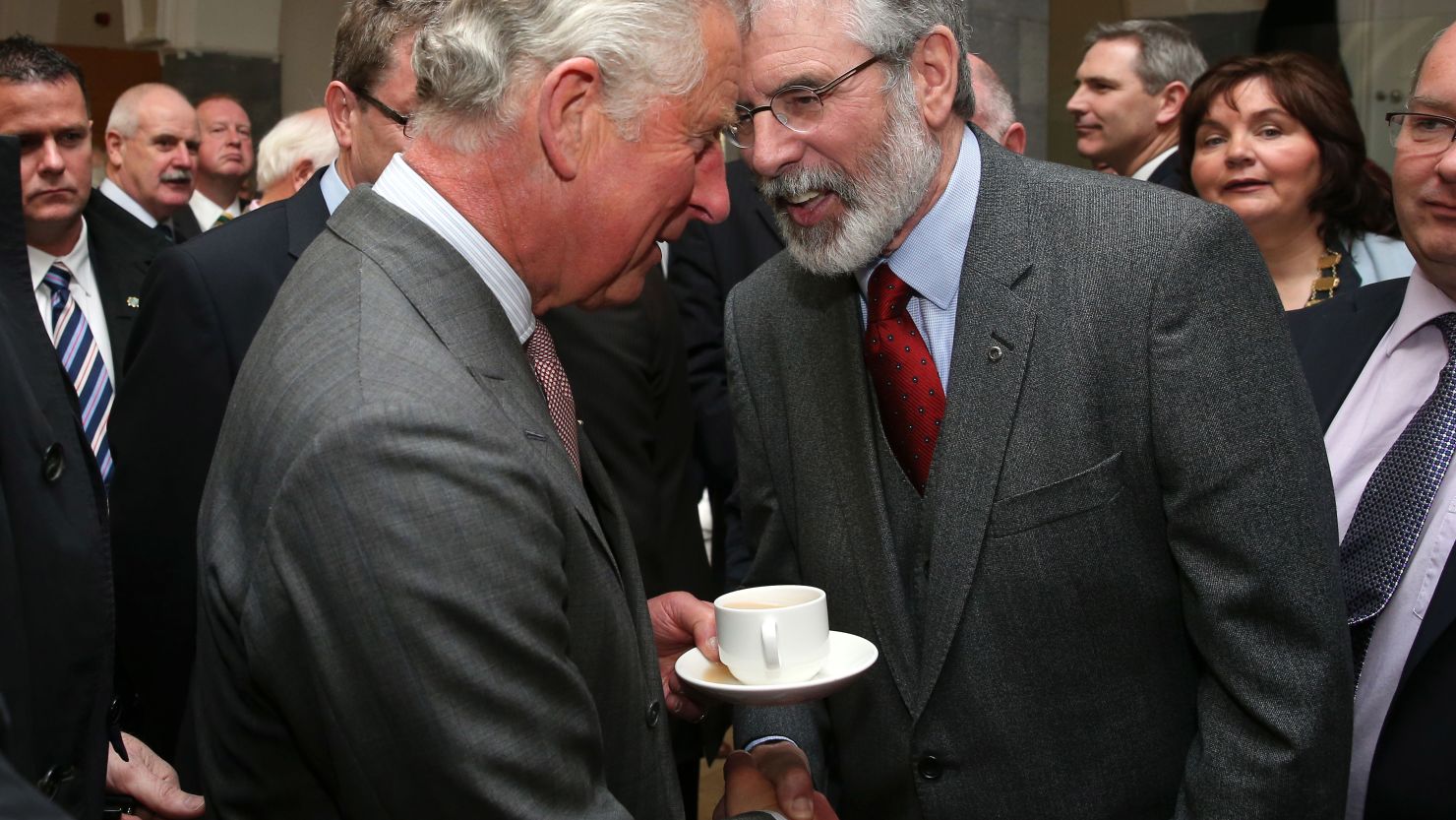 El príncipe Carlos y el líder del Sinn Féin, Gerry Adams, se dan un histórico apretón de manos en la Universidad Nacional de Irlanda, en la localidad de Galway, en el desarrollo de una visita de cuatro días del heredero de la corona británica a Irlanda.