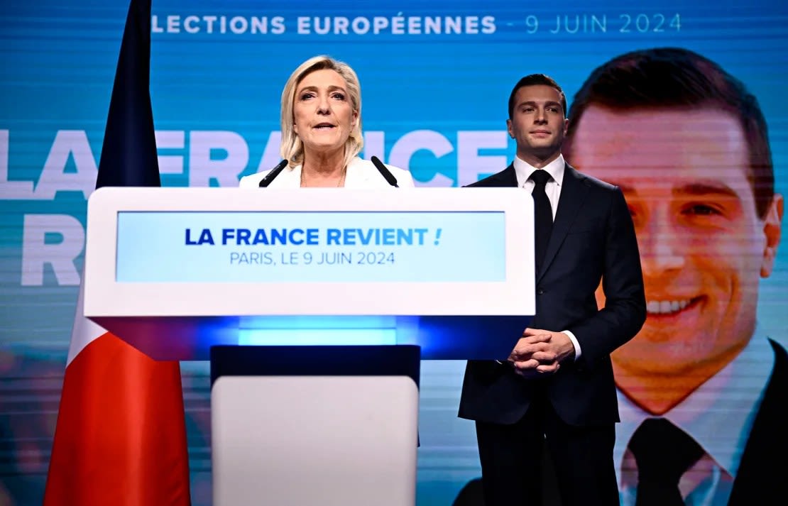 Marine Le Pen se dirige a sus simpatizantes junto al presidente de la Agrupación Nacional, Jordan Bardella, durante un acto celebrado el domingo tras las elecciones europeas.