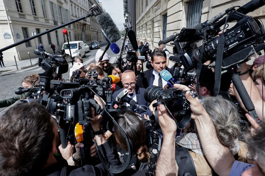 Eric Ciotti se dirige a los medios de comunicación a la salida de la sede de su partido en París.