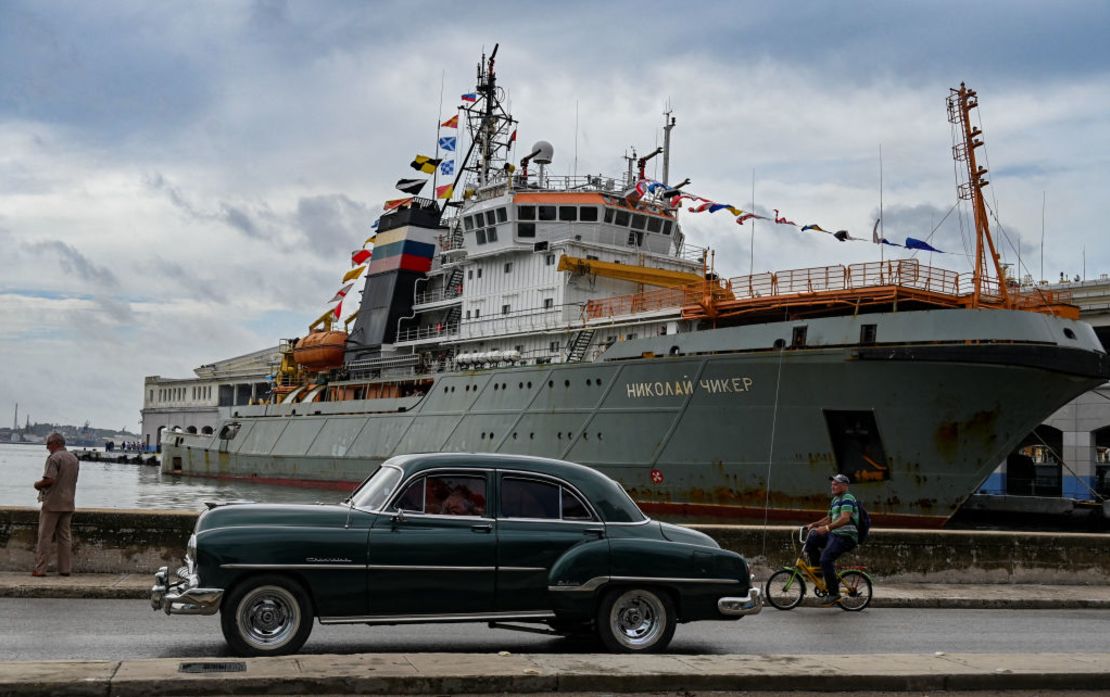 El remolcador y rescate Nicolay Chiker, parte del destacamento naval ruso que visita Cuba, atraca en el puerto de La Habana, el 12 de junio de 2024. El submarino ruso de propulsión nuclear Kazán, que no llevará armas nucleares, y otros tres buques de guerra rusos. , atracará en la capital cubana del 12 al 17 de junio. (Foto: YAMIL LAGE/AFP via Getty Images).