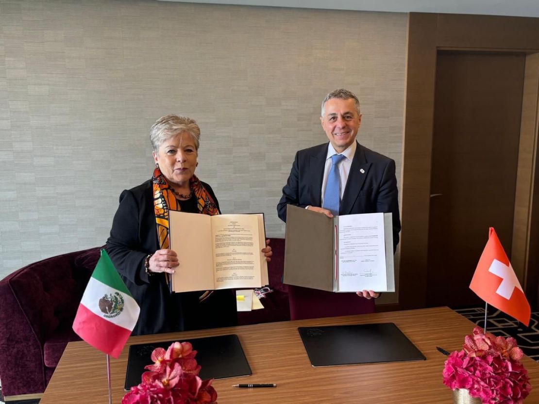 Alicia Bárcena, secretaria de Relaciones Exteriores de México, y su homólogo de Suiza, Ignazio Cassis, firman acuerdo para salvaguardar intereses de México en Ecuador.