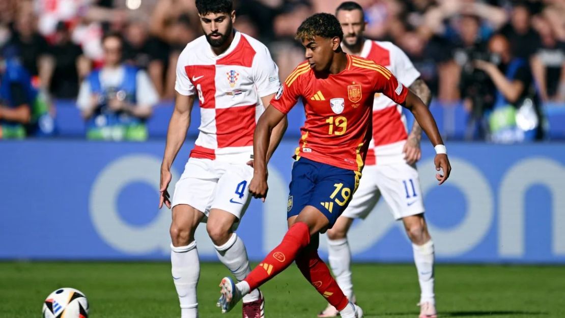 Lamine Yamal made history with his appearance against Croatia at Euro 2024. (Foto: Annegret Hilse/Reuters).