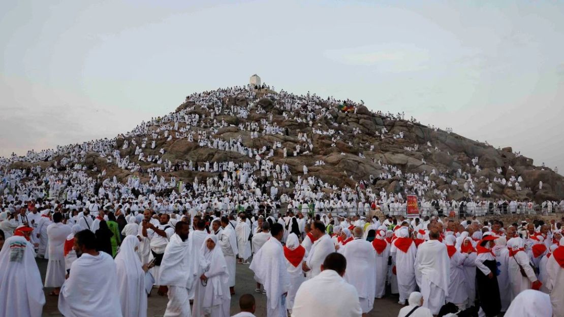 Peregrinos musulmanes se reúnen en el Monte Arafat, o el monte de la misericordia, durante la peregrinación anual Hajj en las afueras de la ciudad santa de La Meca, Arabia Saudita, el 15 de junio de 2024. (Foto: Mohamad Torokman/Reuters).