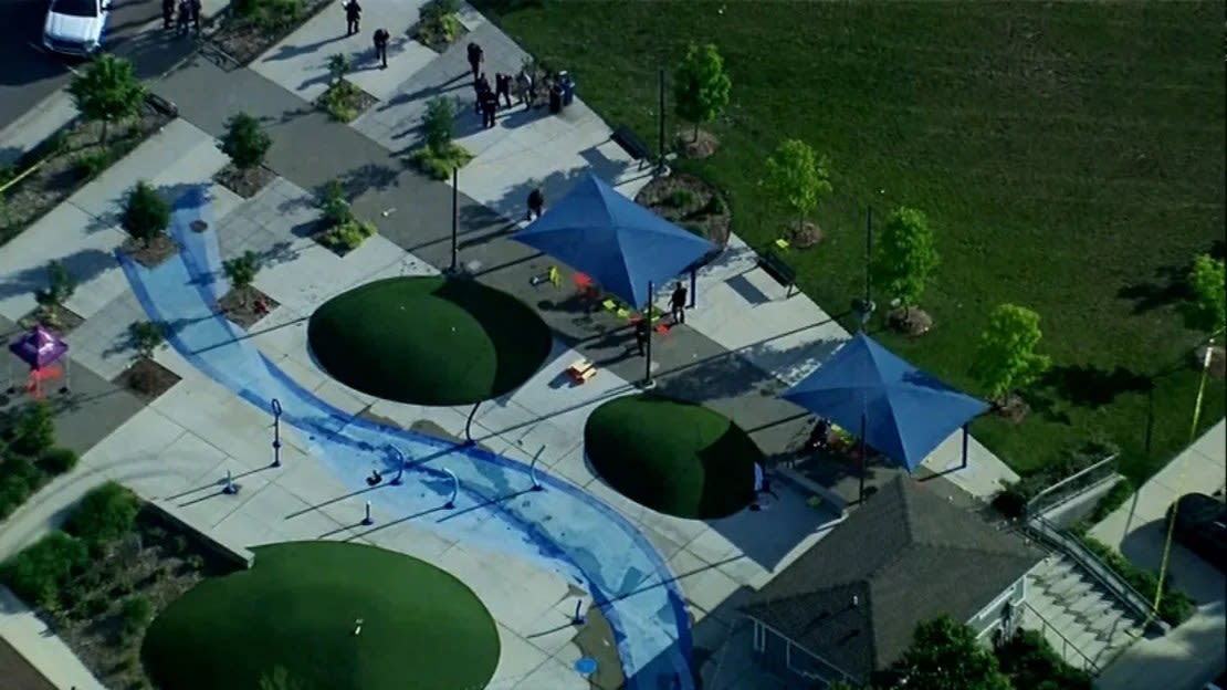 La Policía responde a la escena de un tiroteo en Brooklands Plaza Splash Pad en Rochester Hills, Michigan, este sábado 15 de junio de 2024.