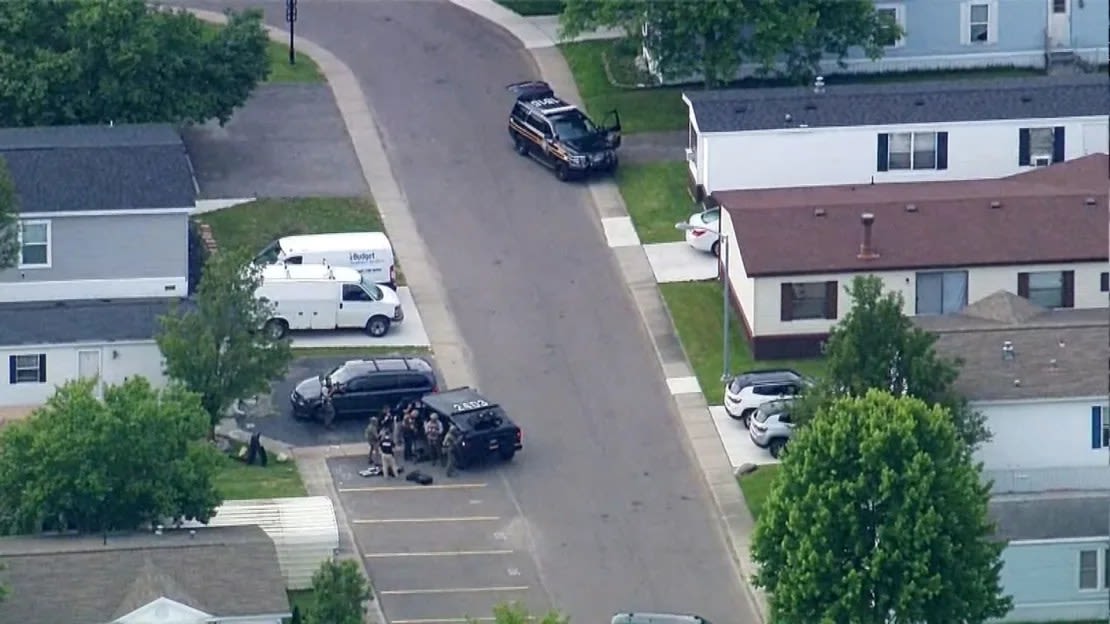 Una vista aérea de la policía rodeando una casa en Rochester Hills, Michigan, donde creen que está contenido el sospechoso.