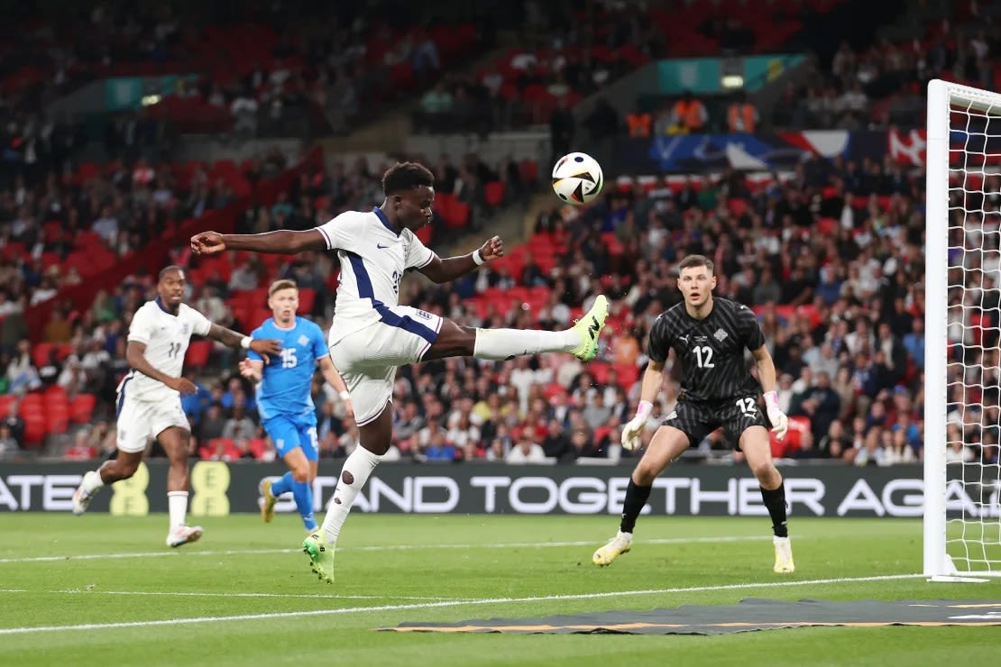 Bukayo Saka, de Inglaterra, intenta mantener el balón en juego durante el partido amistoso internacional entre Inglaterra e Islandia en el estadio de Wembley el 07 de junio de 2024 en Londres, Inglaterra.