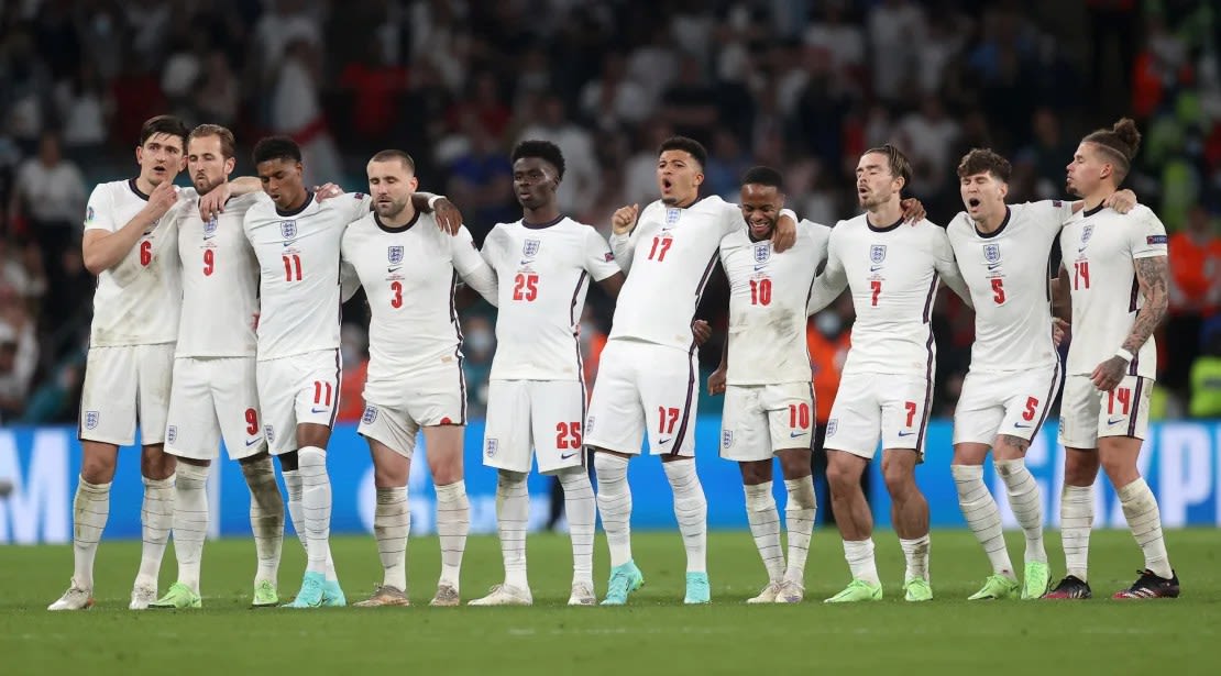 Los jugadores de Inglaterra miran durante una tanda de penaltis en el partido final de la Eurocopa 2020 en el estadio de Wembley en Londres. Italia se impuso a Inglaterra en el partido de julio de 2021.