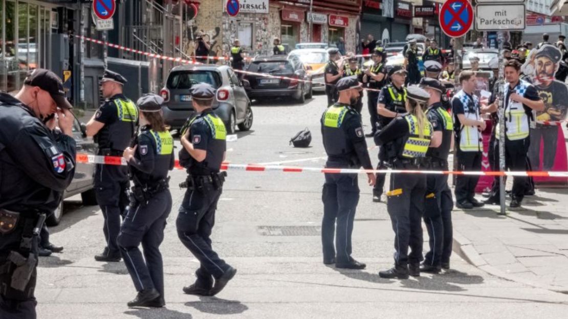 La policía acordona una zona de Hamburgo donde un hombre fue abatido tras amenazar a la policía el domingo. Crédito: Bodo Marks/dpa/AP