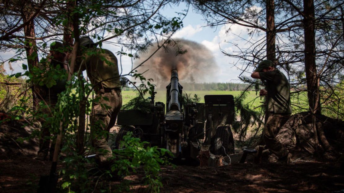 Soldados ucranianos de la 57ª Brigada Motorizada operan en una posición de artillería el 9 de junio de 2024 cerca de Vovchansk, región de Járkiv, Ucrania. Las fuerzas rusas llevan semanas presionando a las fuerzas ucranianas en los alrededores de la región de Járkiv.