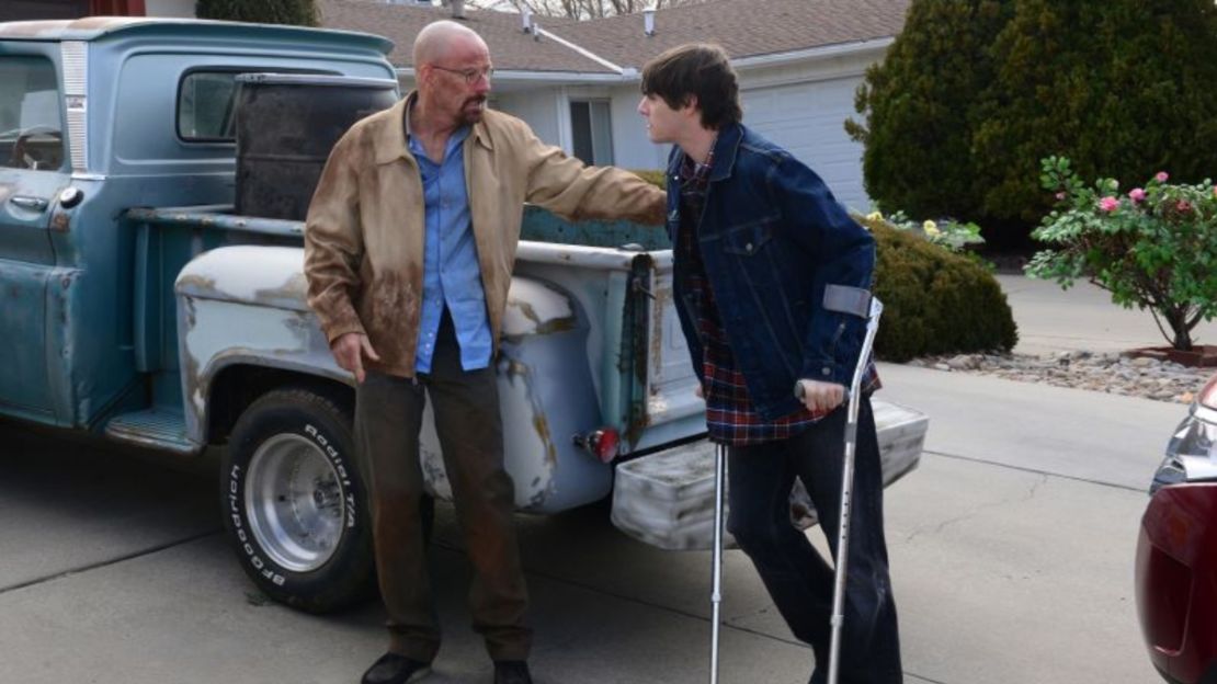 Walter White (a la izquierda, interpretado por Bryan Cranston) habla con su hijo, Walter White Jr. (RJ Mitte), en el drama televisivo "Breaking Bad". Crédito: Ursula Coyote/AMC