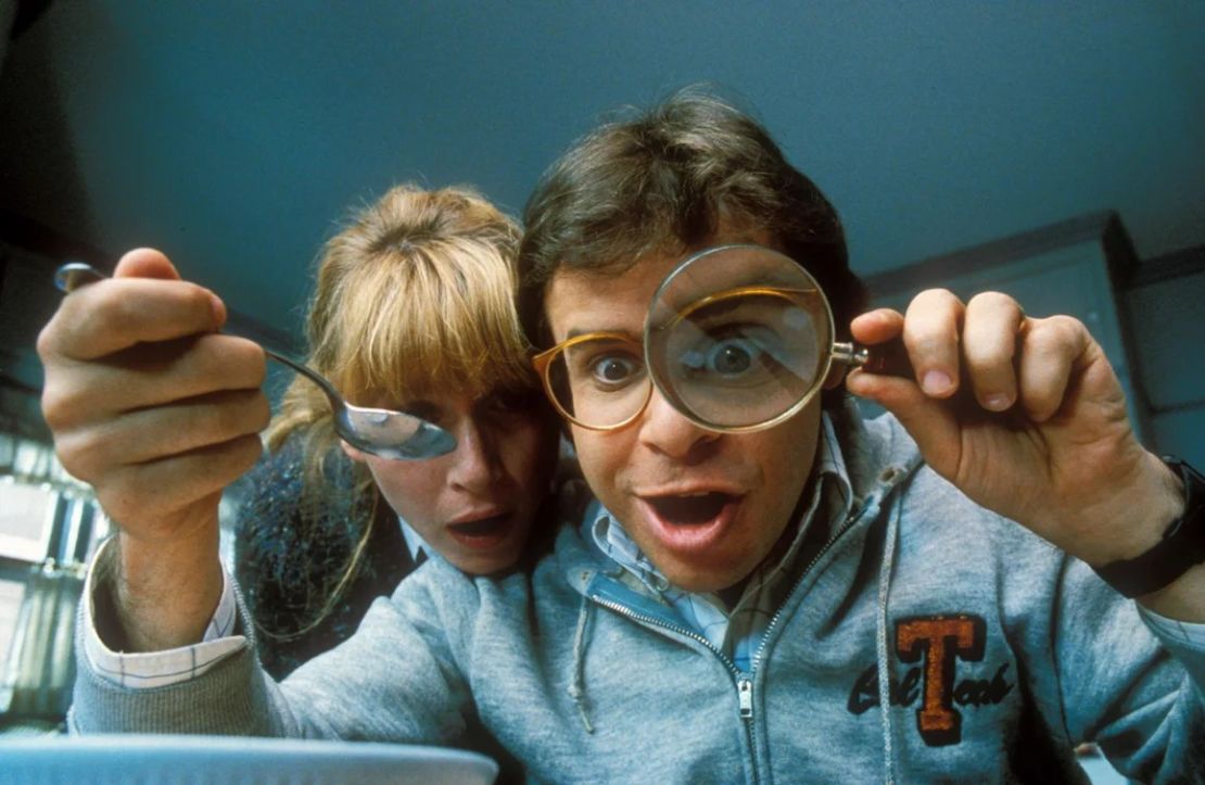 Wayne Szalinski (interpretado por Rick Moranis) y su esposa, Diane (Marcia Strassman), se fijan en su hijo encogido, Nick, en el tazón de cereales de Wayne en la película de comedia de 1989 "Honey, I Shrunk the Kids". Crédito: Disney/Kobal/Shutterstock